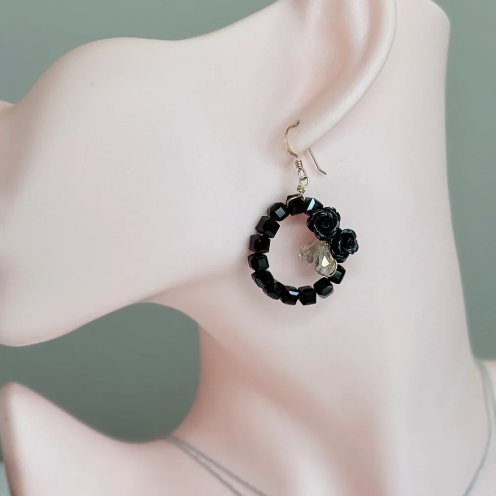 ⚜️ Elegant Black Beaded Earrings - Picture 3 of 10